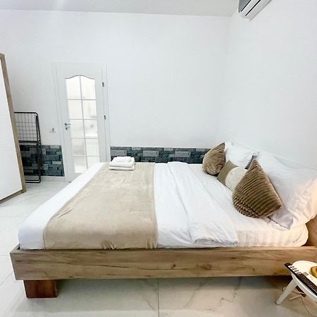 Bliss 2 Apartment Bukares Bagian luar foto