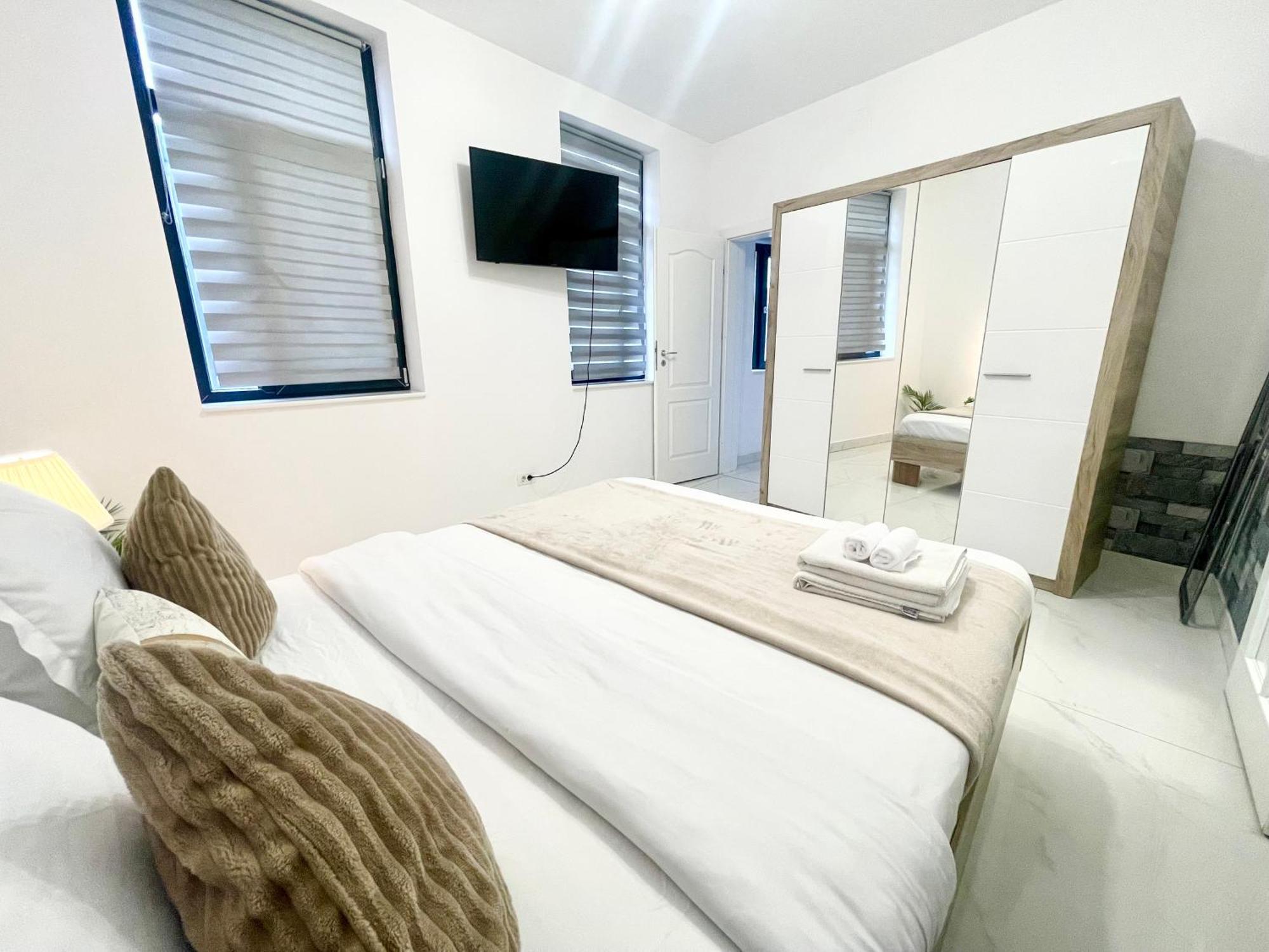 Bliss 2 Apartment Bukares Bagian luar foto